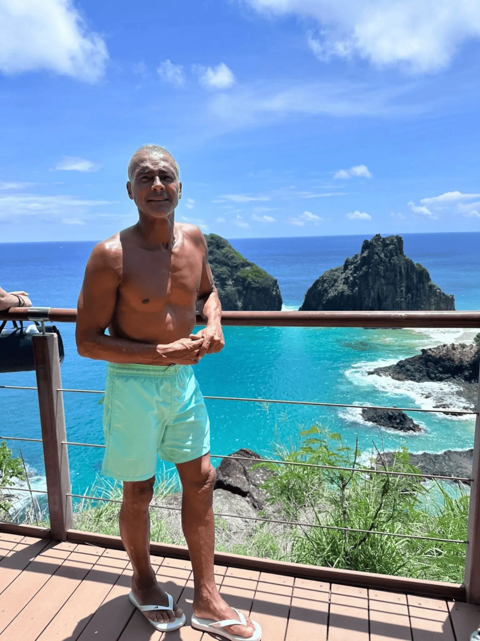 爱游戏体育-罗马里奥被比他小35岁学生女友甩了，他被曝与对方闺蜜出轨