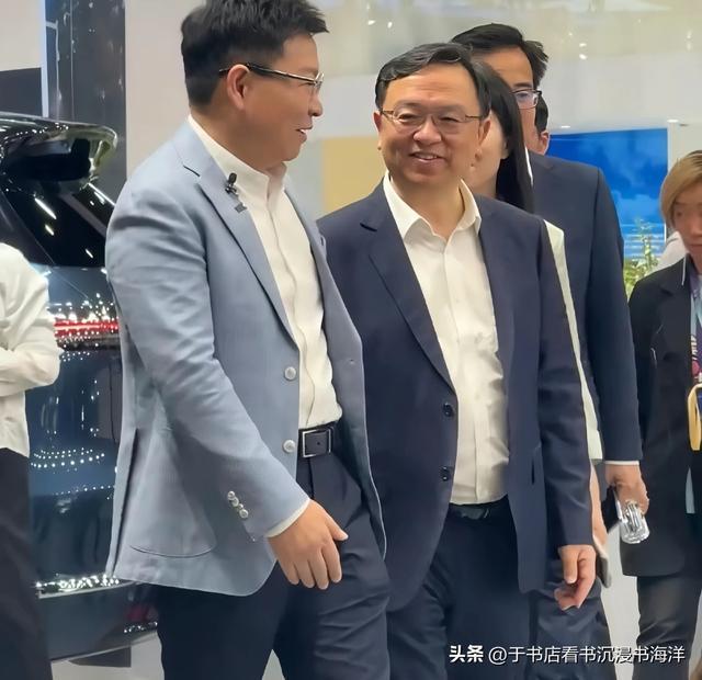 爱游戏官网-王传福打卡问界展台 余承东亲自讲解：中国车企从竞争走向竞合